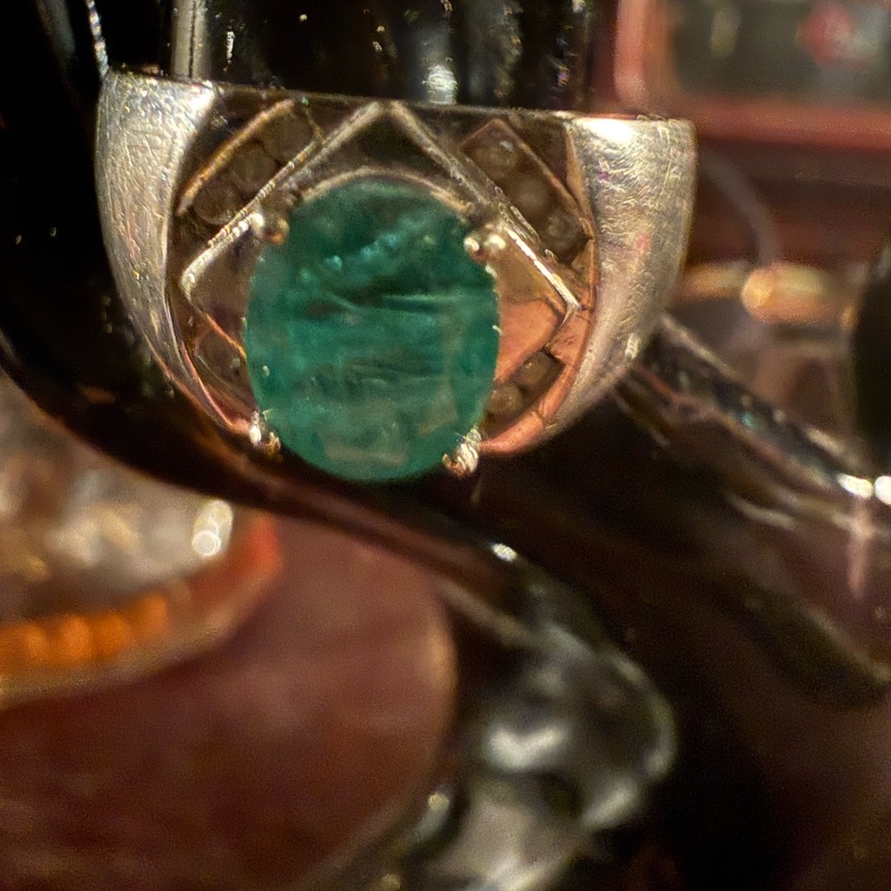 Elegant 10 kt WHITE GOLD EMERALD AND DIAMOND RING